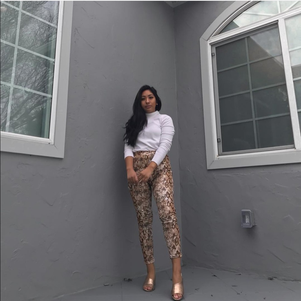 Snake textured leggings